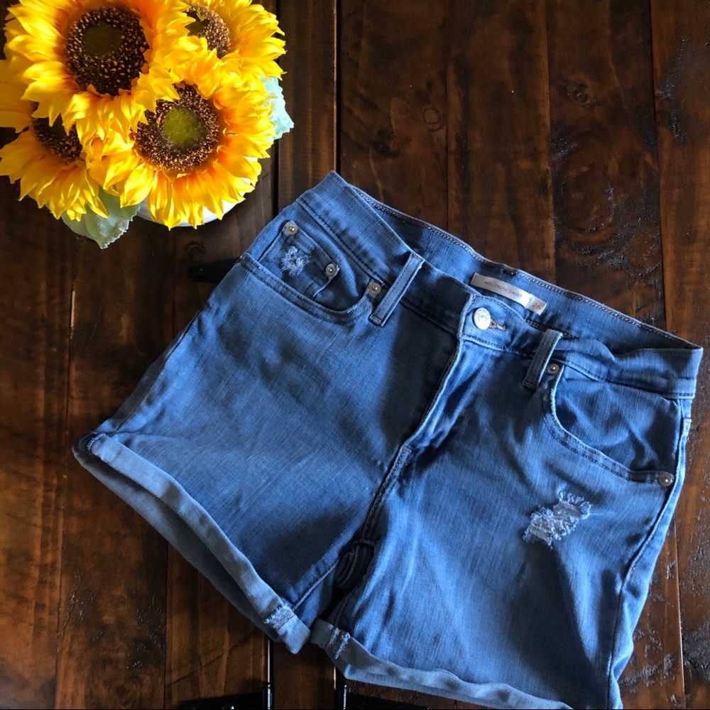 Levi’s Mid-Length Short